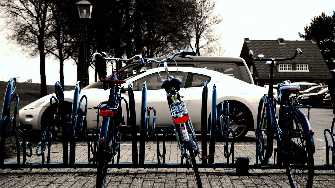 Vélo Blanc et Noir Sur Clôture en Métal Noir. Wallpaper in 1366x768 Resolution