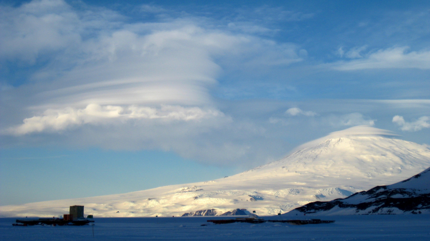 Montagne Couverte de Neige Blanche Sous Des Nuages Blancs Pendant la Journée. Wallpaper in 1366x768 Resolution