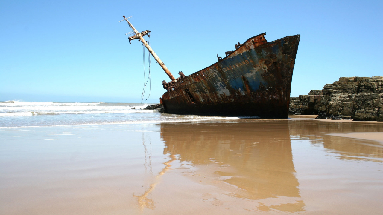 Brown Ship on Sea Shore During Daytime. Wallpaper in 1280x720 Resolution