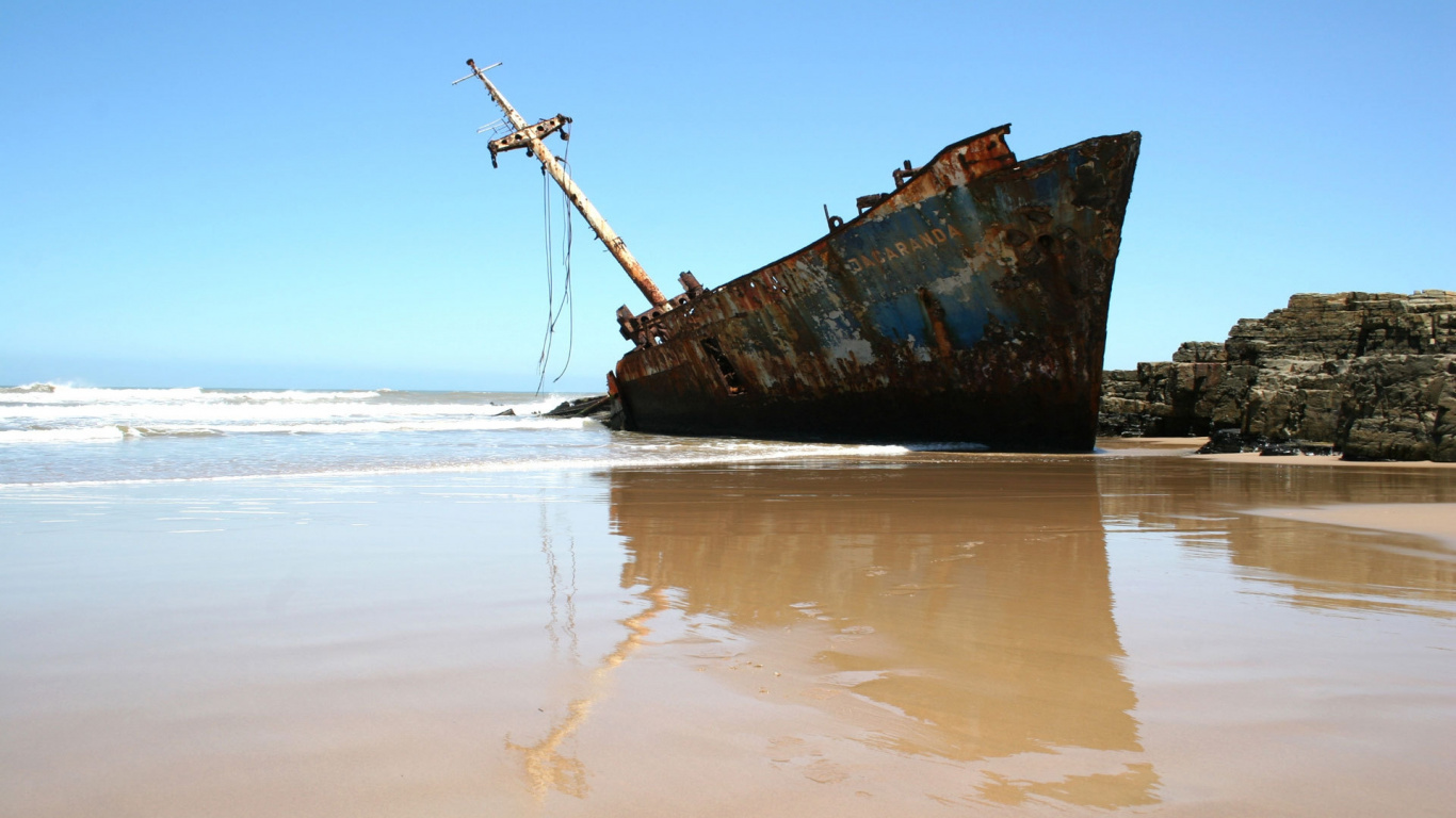 Brown Ship on Sea Shore During Daytime. Wallpaper in 1366x768 Resolution