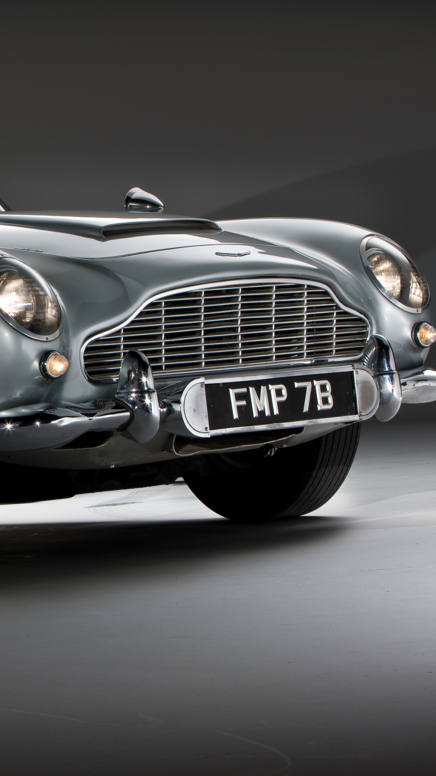 Mercedes Benz Coupé Gris Sur Fond Gris. Wallpaper in 1440x2560 Resolution