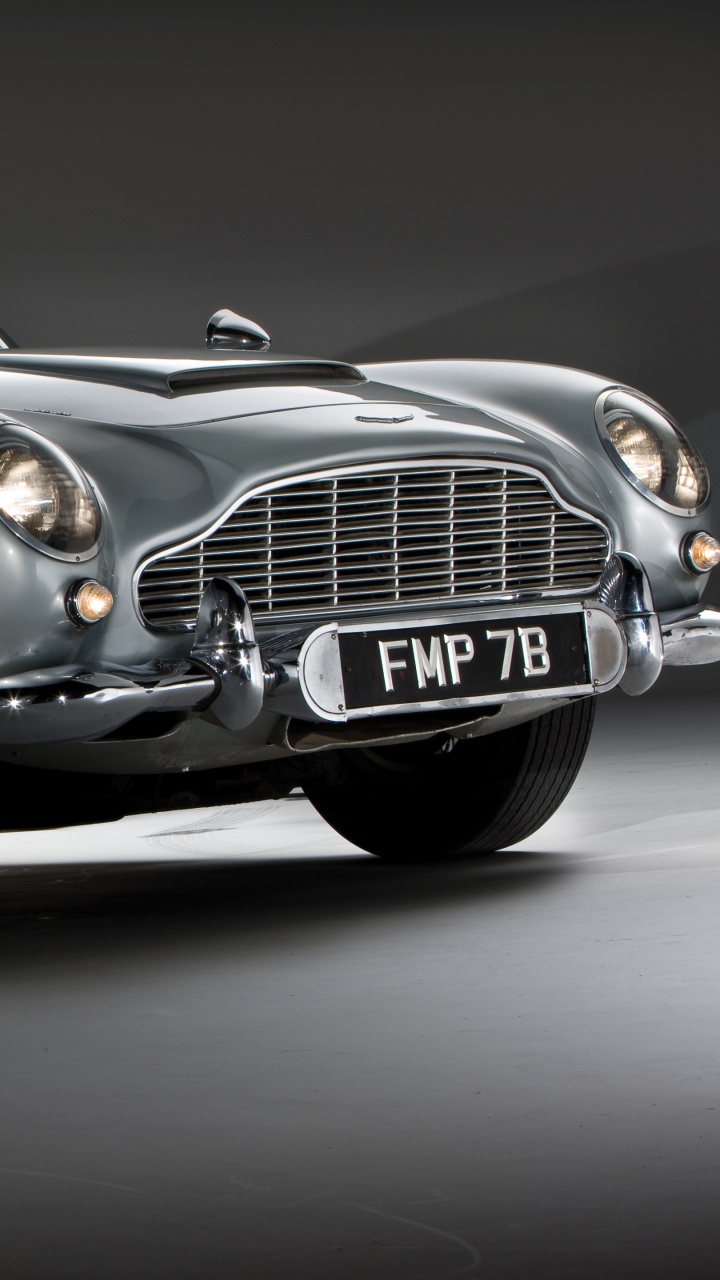 Graues Mercedes Benz Coupé Auf Grauem Hintergrund. Wallpaper in 720x1280 Resolution