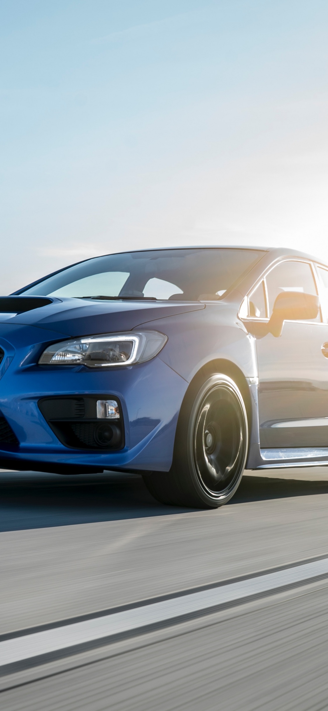 BMW m 3 Azul Sobre la Carretera de Asfalto Gris Durante el Día. Wallpaper in 1125x2436 Resolution