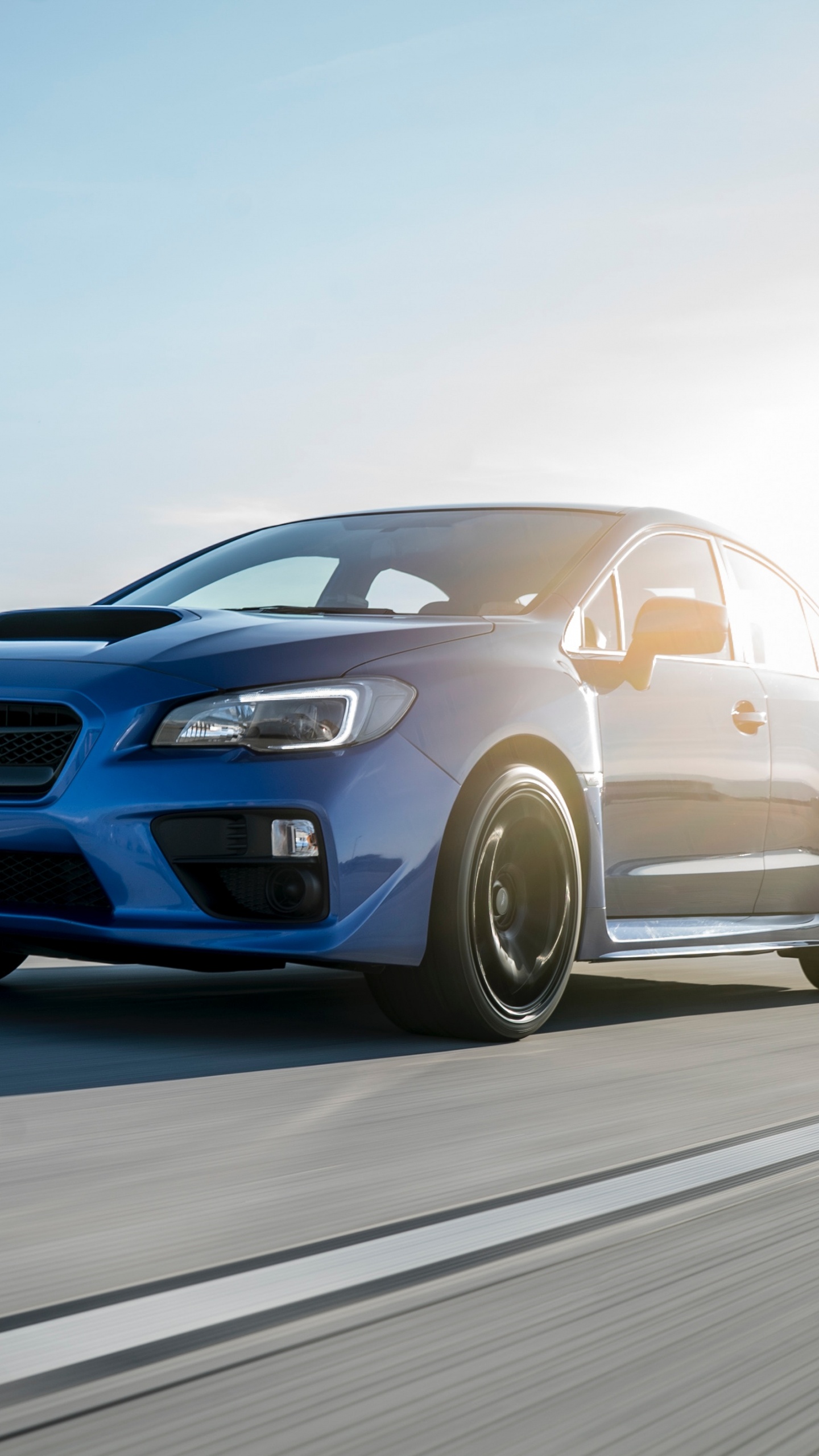 Blauer Bmw m 3 Auf Grauer Asphaltstraße Tagsüber. Wallpaper in 1440x2560 Resolution