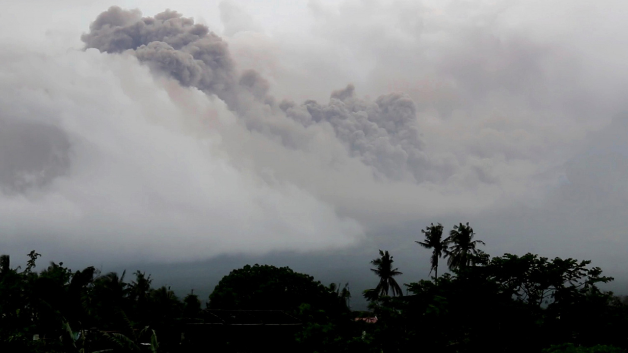 Árboles Verdes Bajo Nubes Blancas Durante el Día. Wallpaper in 1280x720 Resolution