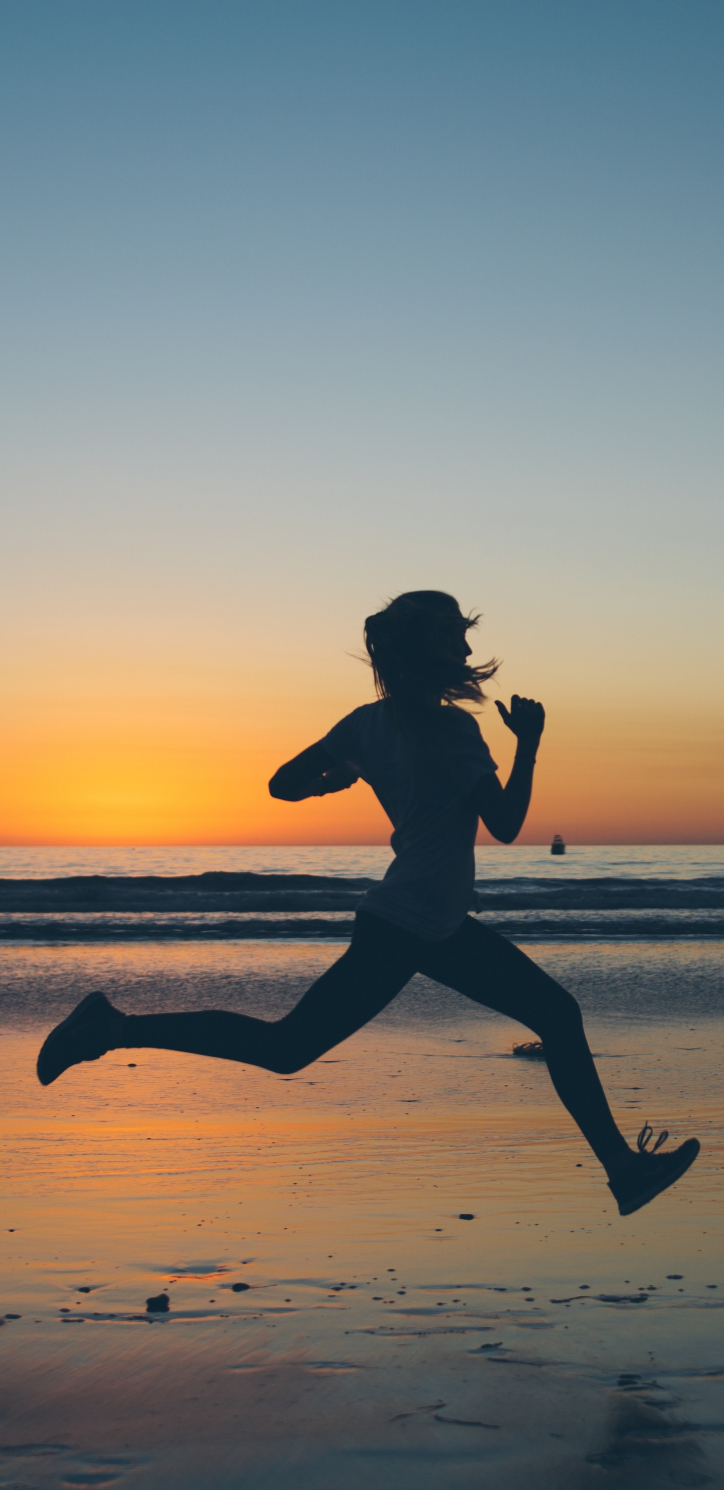 Silueta, De, Hombre, Saltar, En, Playa, Durante, Ocaso. Wallpaper in 1440x2960 Resolution