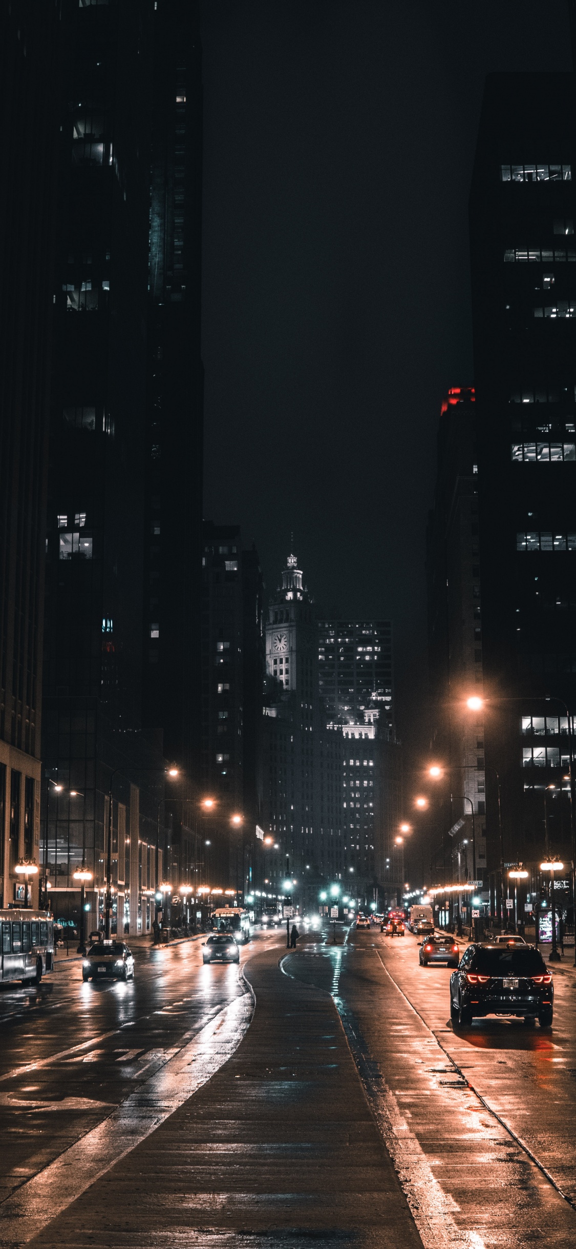 Voitures Sur Route Pendant la Nuit. Wallpaper in 1125x2436 Resolution