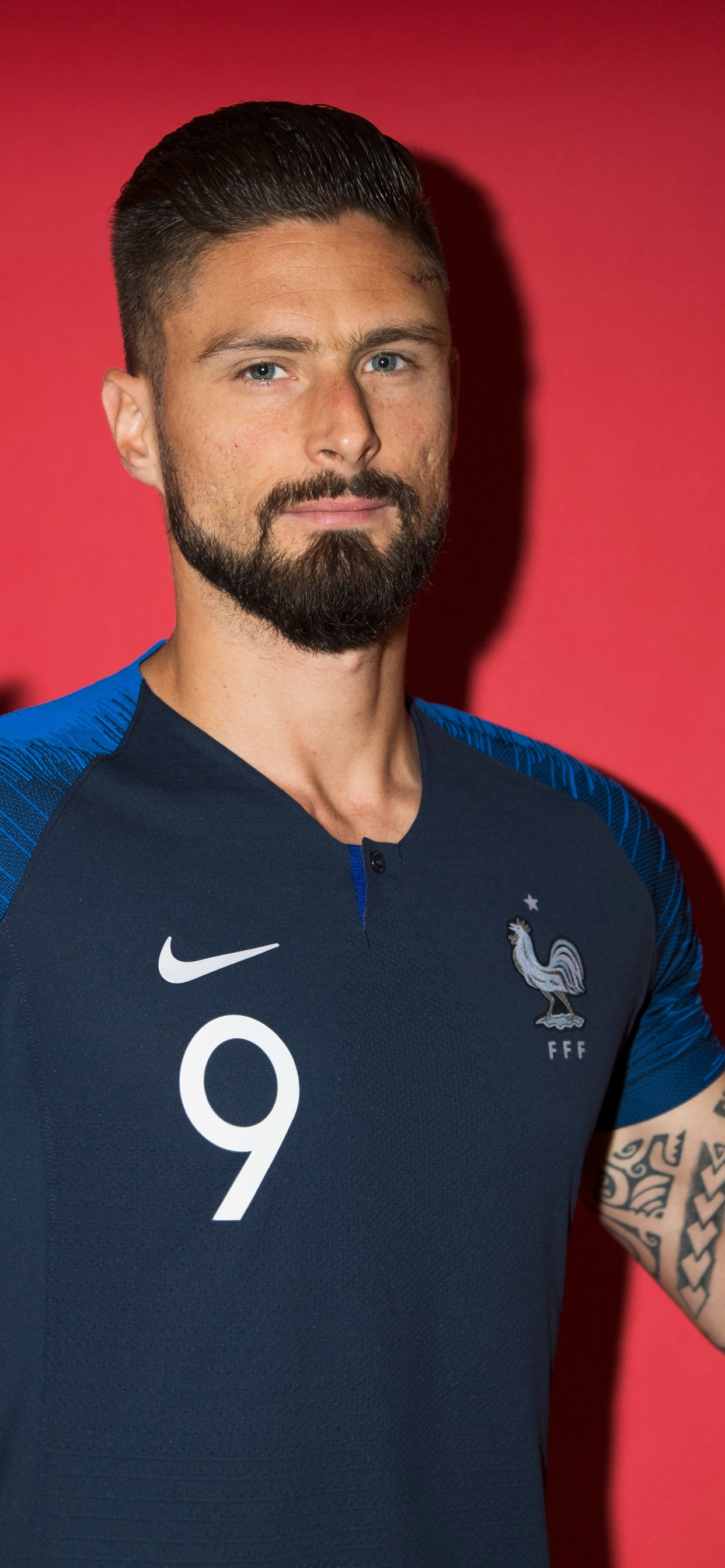 Hombre de Camiseta Azul Adidas Con Cuello Redondo. Wallpaper in 1242x2688 Resolution