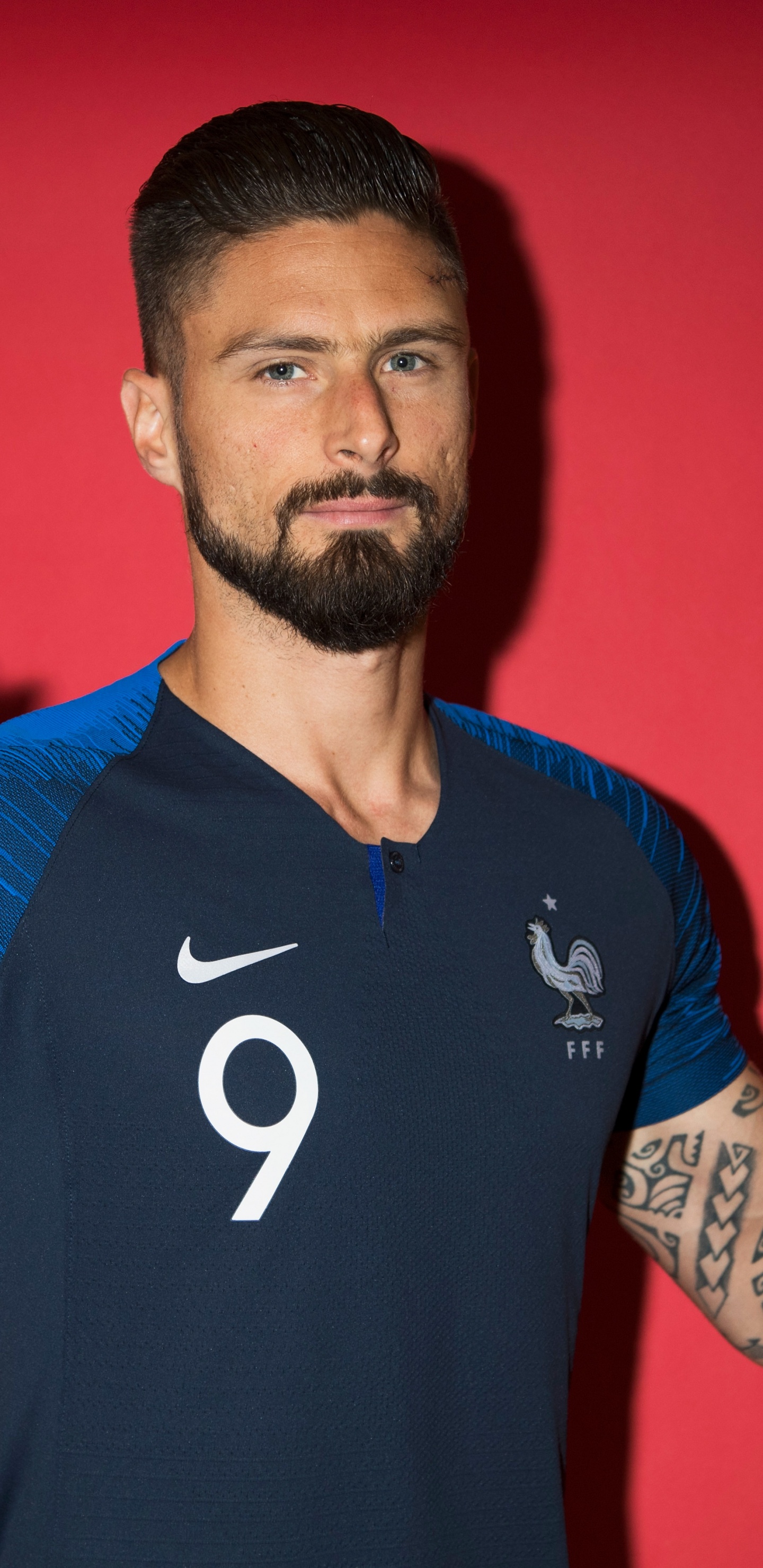 Hombre de Camiseta Azul Adidas Con Cuello Redondo. Wallpaper in 1440x2960 Resolution