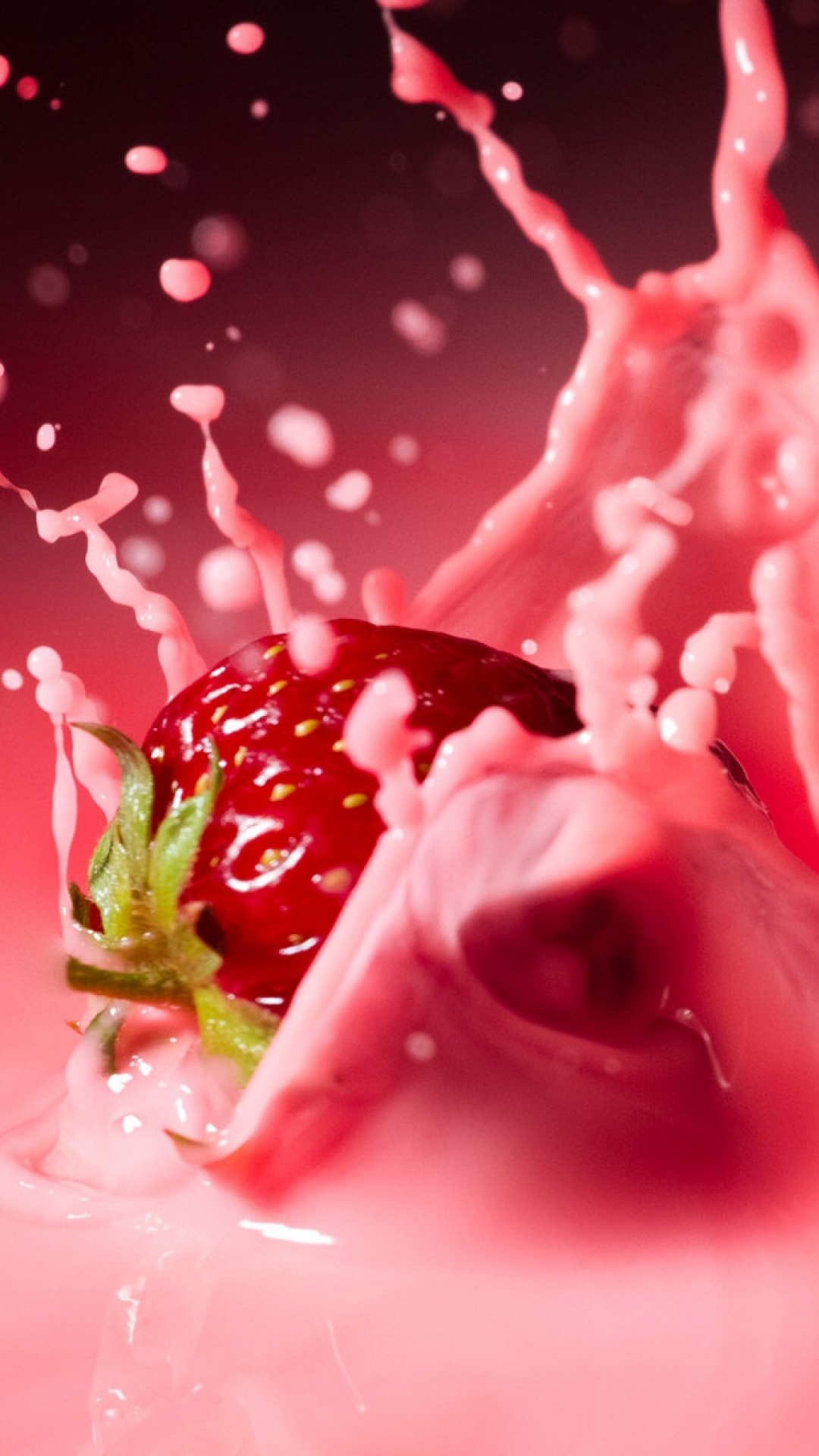 Rote Erdbeere in Rosa Wasser. Wallpaper in 1080x1920 Resolution