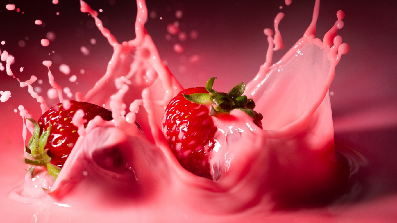 Rote Erdbeere in Rosa Wasser. Wallpaper in 1366x768 Resolution