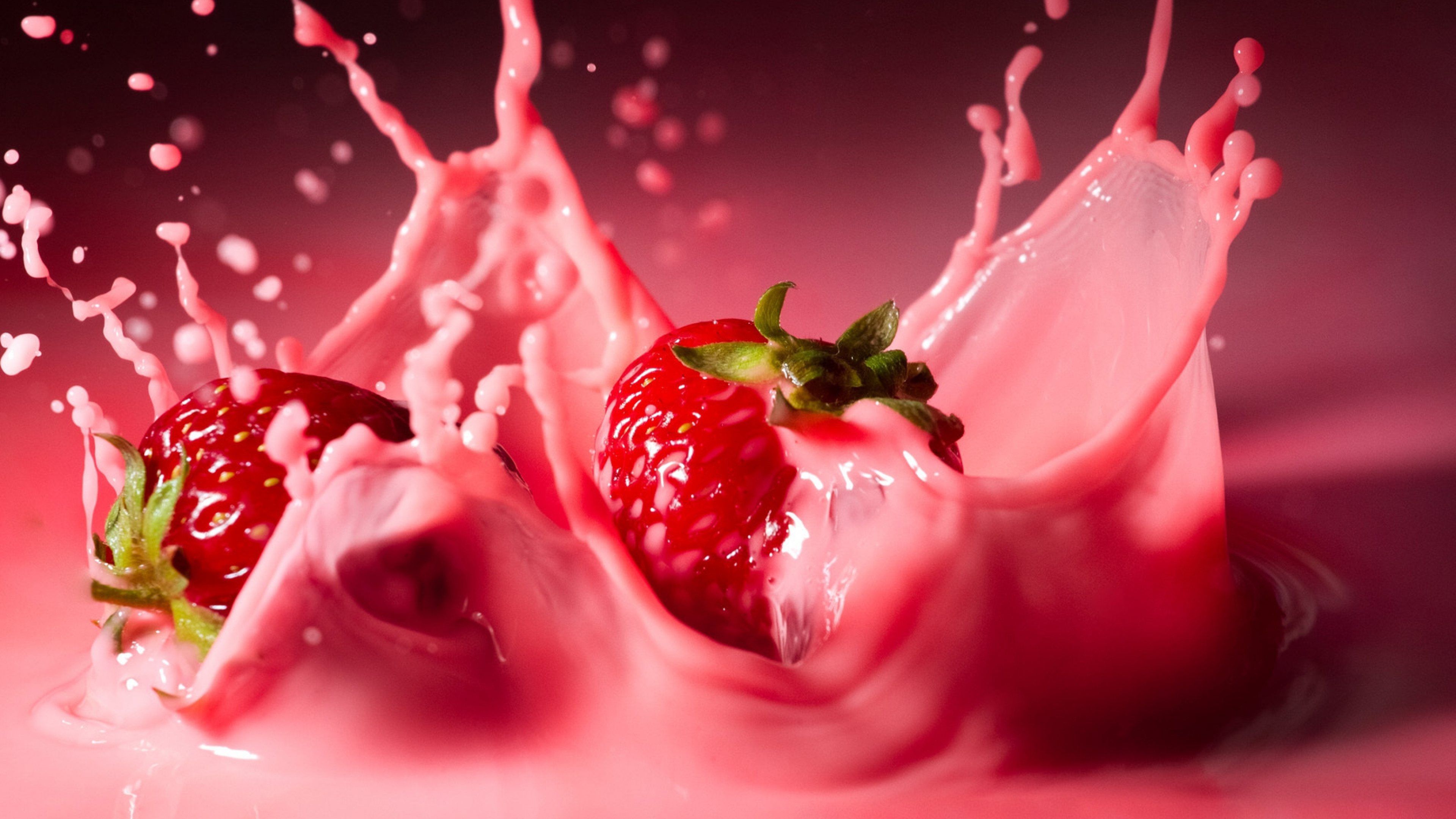 Rote Erdbeere in Rosa Wasser. Wallpaper in 3840x2160 Resolution