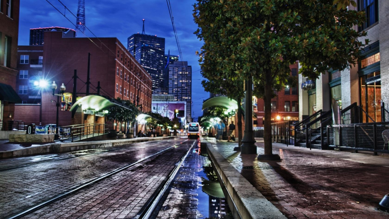 Grüne Bäume in Der Nähe Der Zugschiene Während Der Nachtzeit. Wallpaper in 1280x720 Resolution