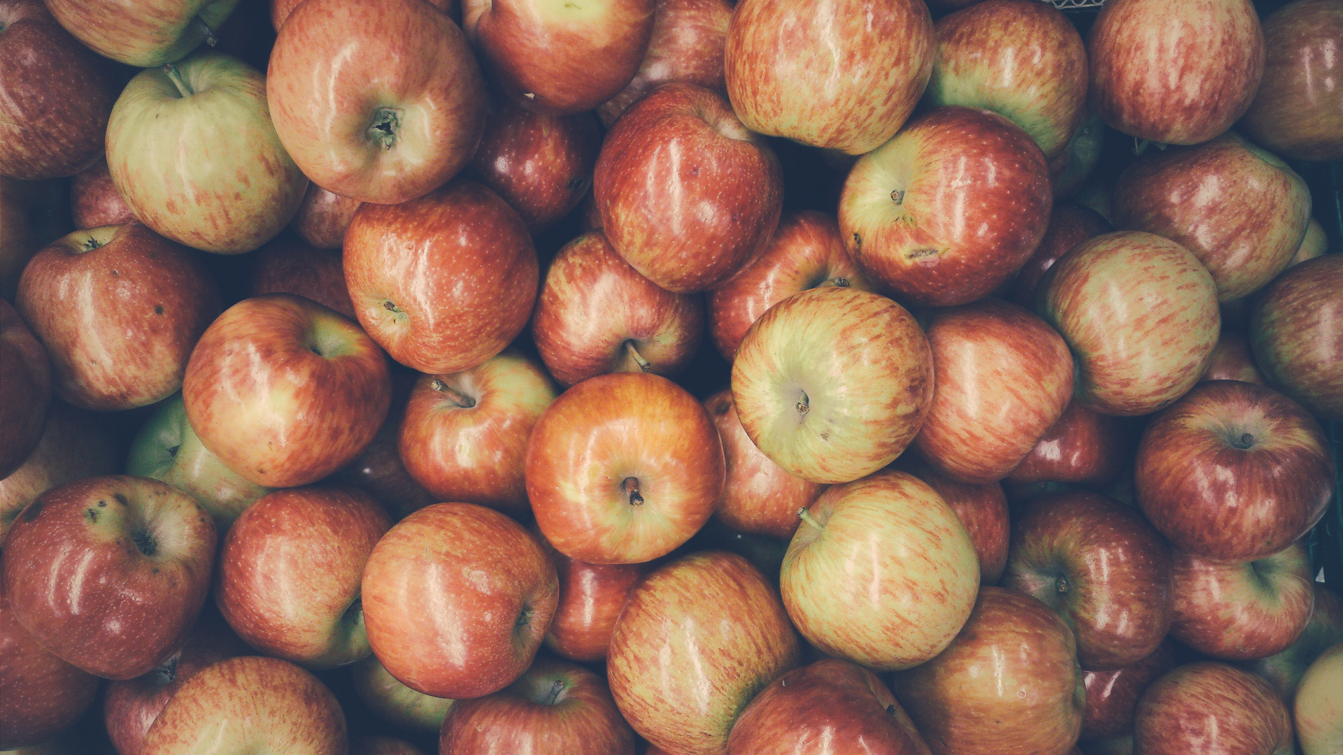 Rote Runde Frucht Auf Braunem Holztisch. Wallpaper in 1920x1080 Resolution