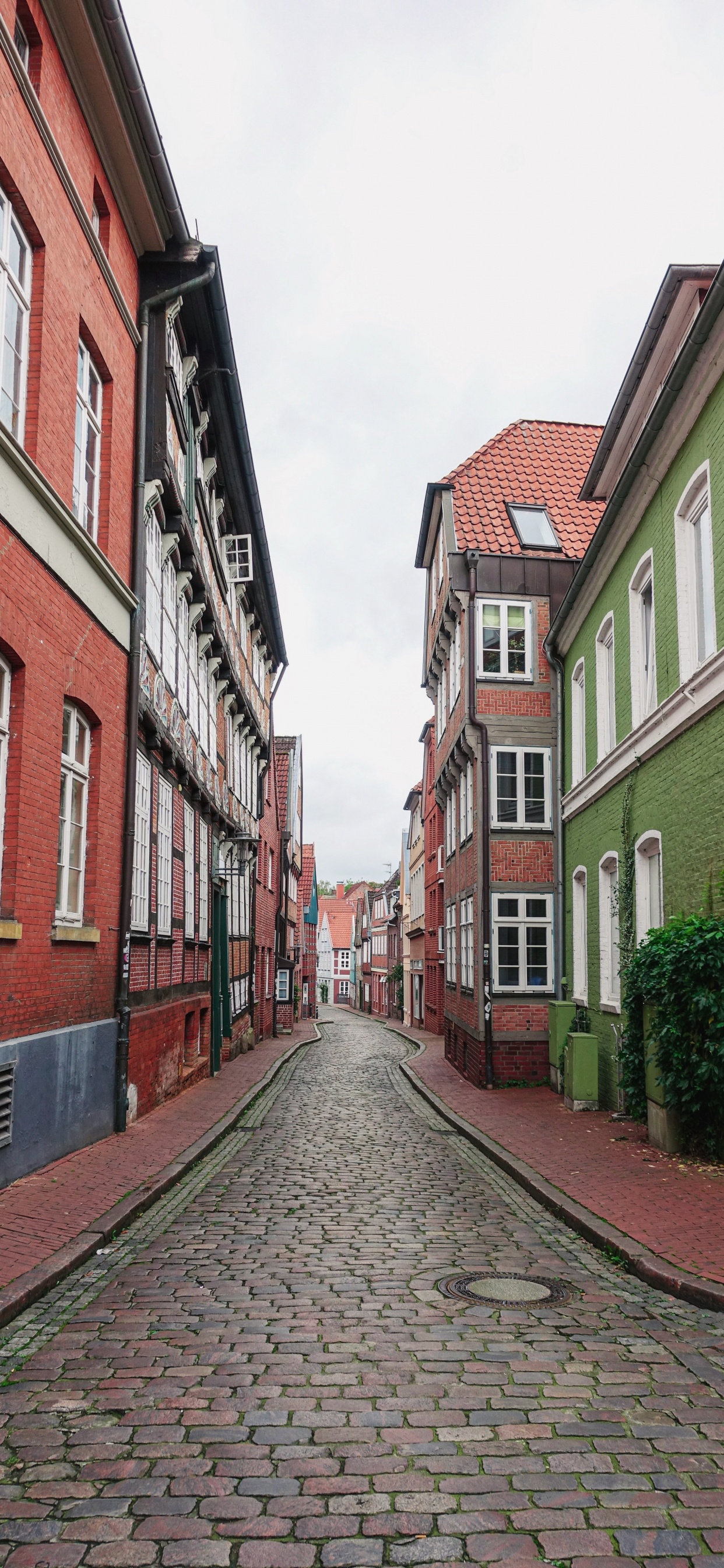 Bâtiment en Béton Marron et Blanc Pendant la Journée. Wallpaper in 1242x2688 Resolution