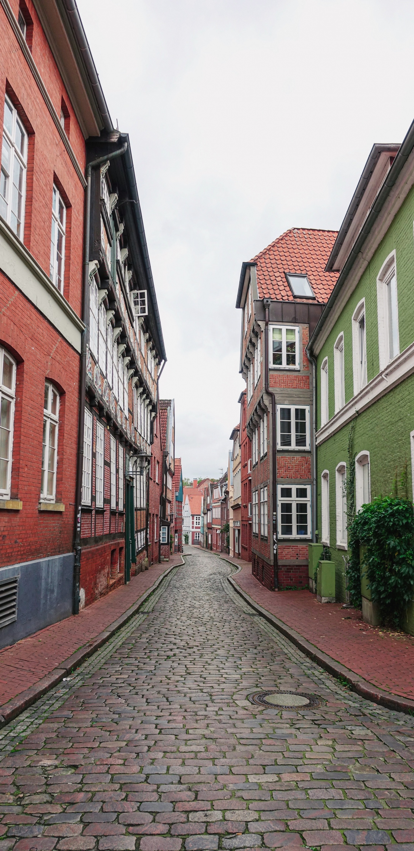 Bâtiment en Béton Marron et Blanc Pendant la Journée. Wallpaper in 1440x2960 Resolution