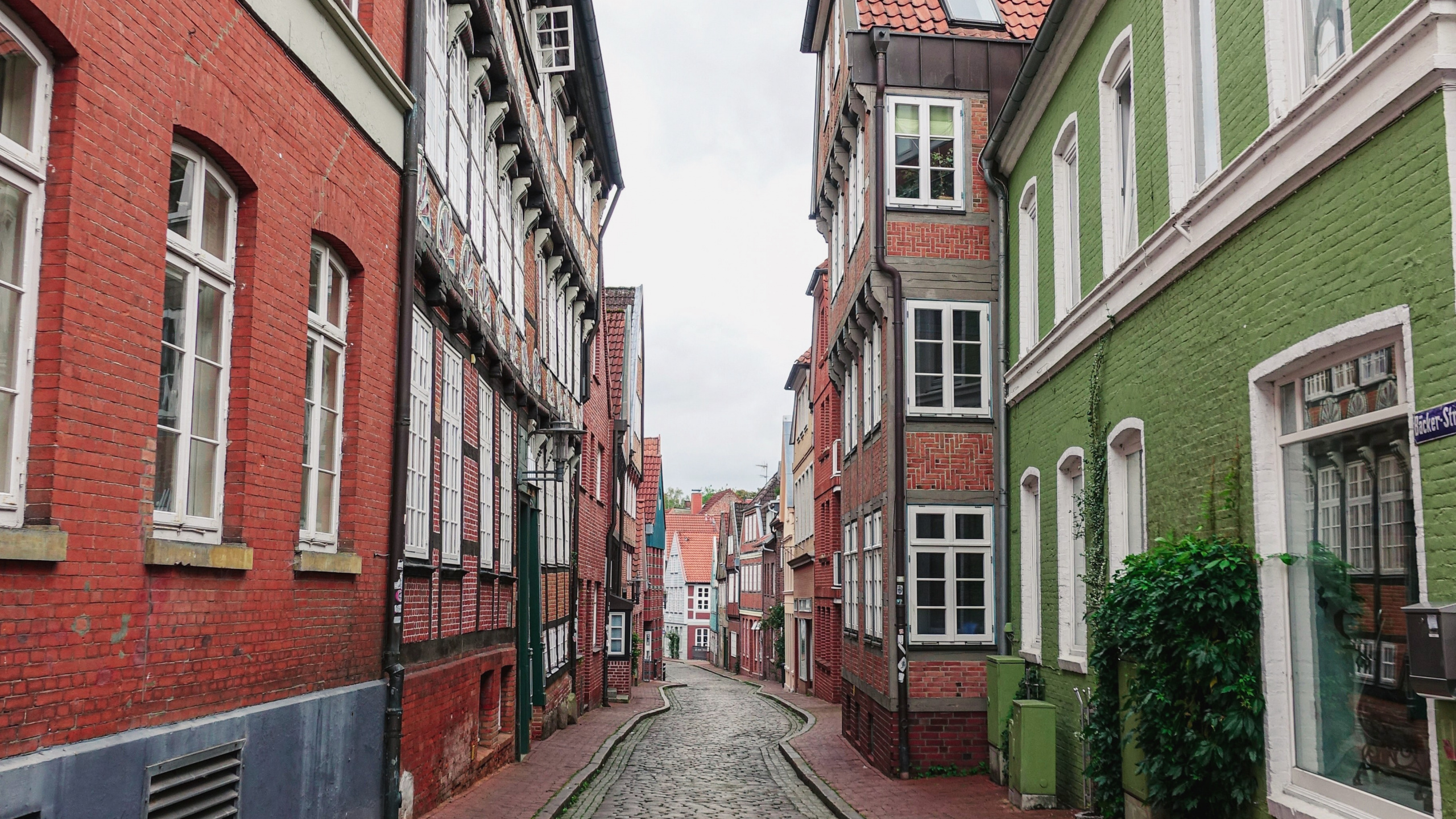 Edificio de Hormigón Marrón y Blanco Durante el Día.. Wallpaper in 2560x1440 Resolution