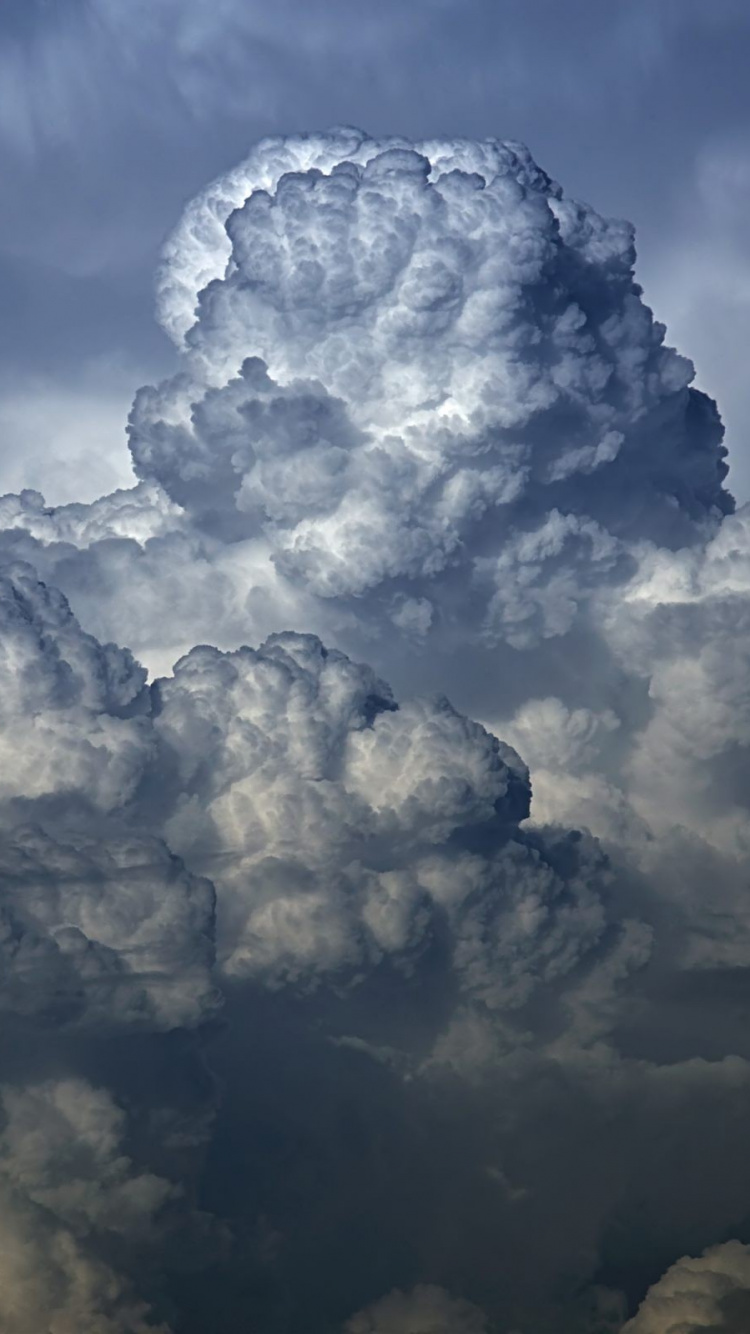 Weiße Wolken Und Blauer Himmel Tagsüber. Wallpaper in 750x1334 Resolution