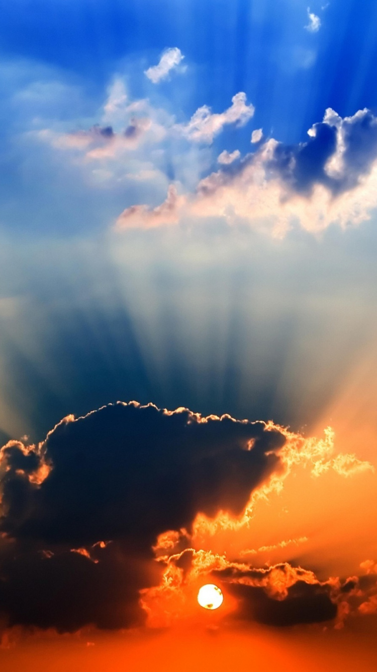Wolken Und Sonne Bei Sonnenuntergang. Wallpaper in 750x1334 Resolution