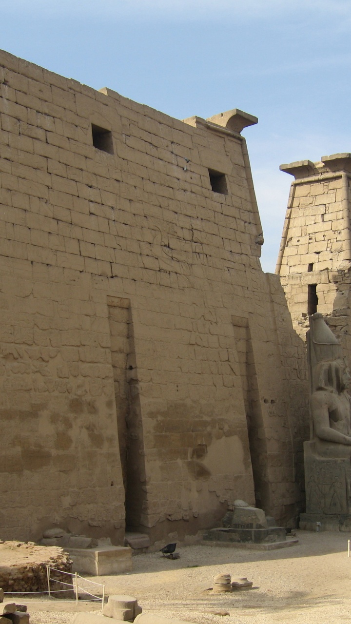 Bâtiment en Béton Brun Sous Ciel Bleu Pendant la Journée. Wallpaper in 720x1280 Resolution