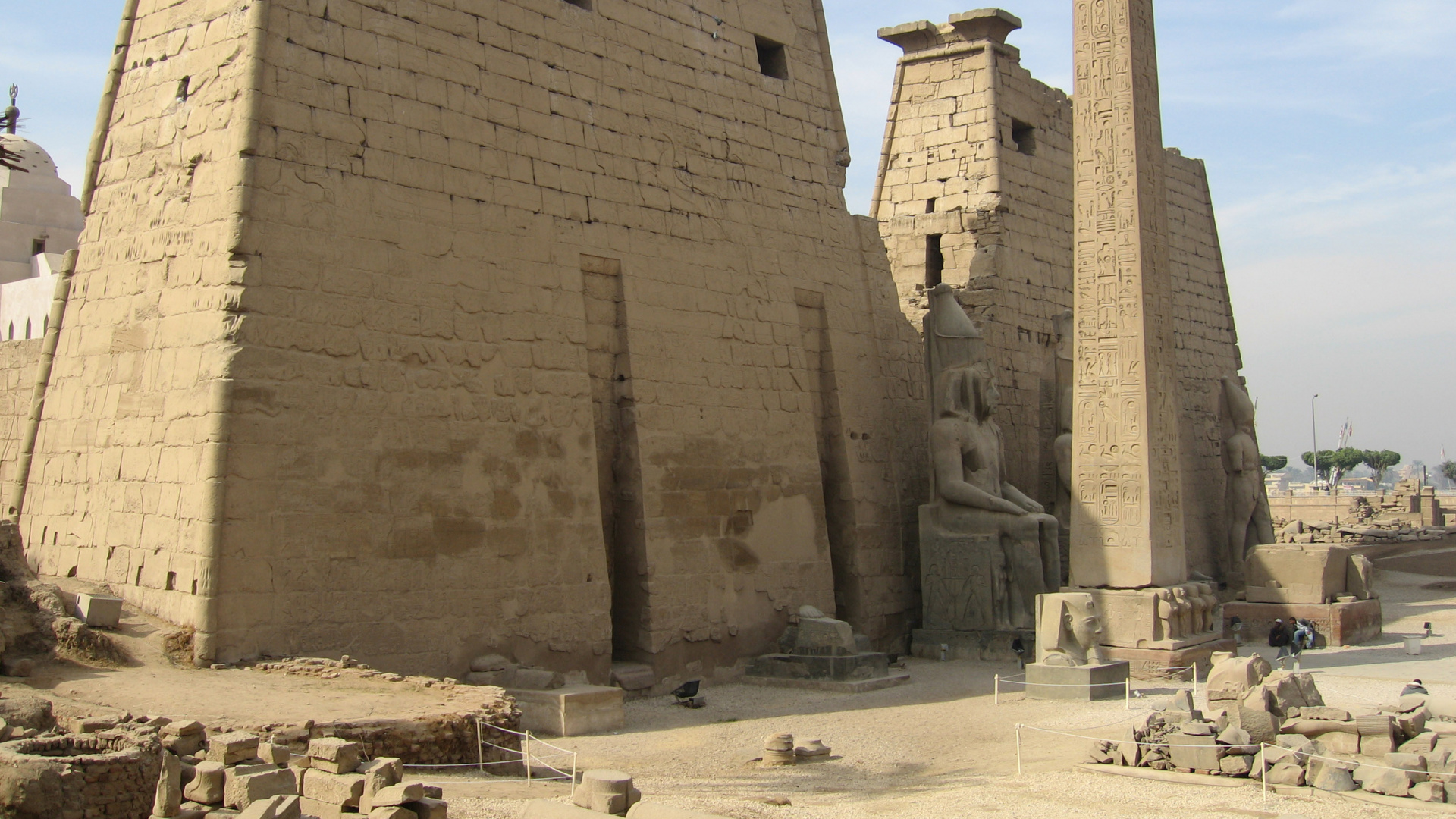 Edificio de Hormigón Marrón Bajo un Cielo Azul Durante el Día. Wallpaper in 1920x1080 Resolution