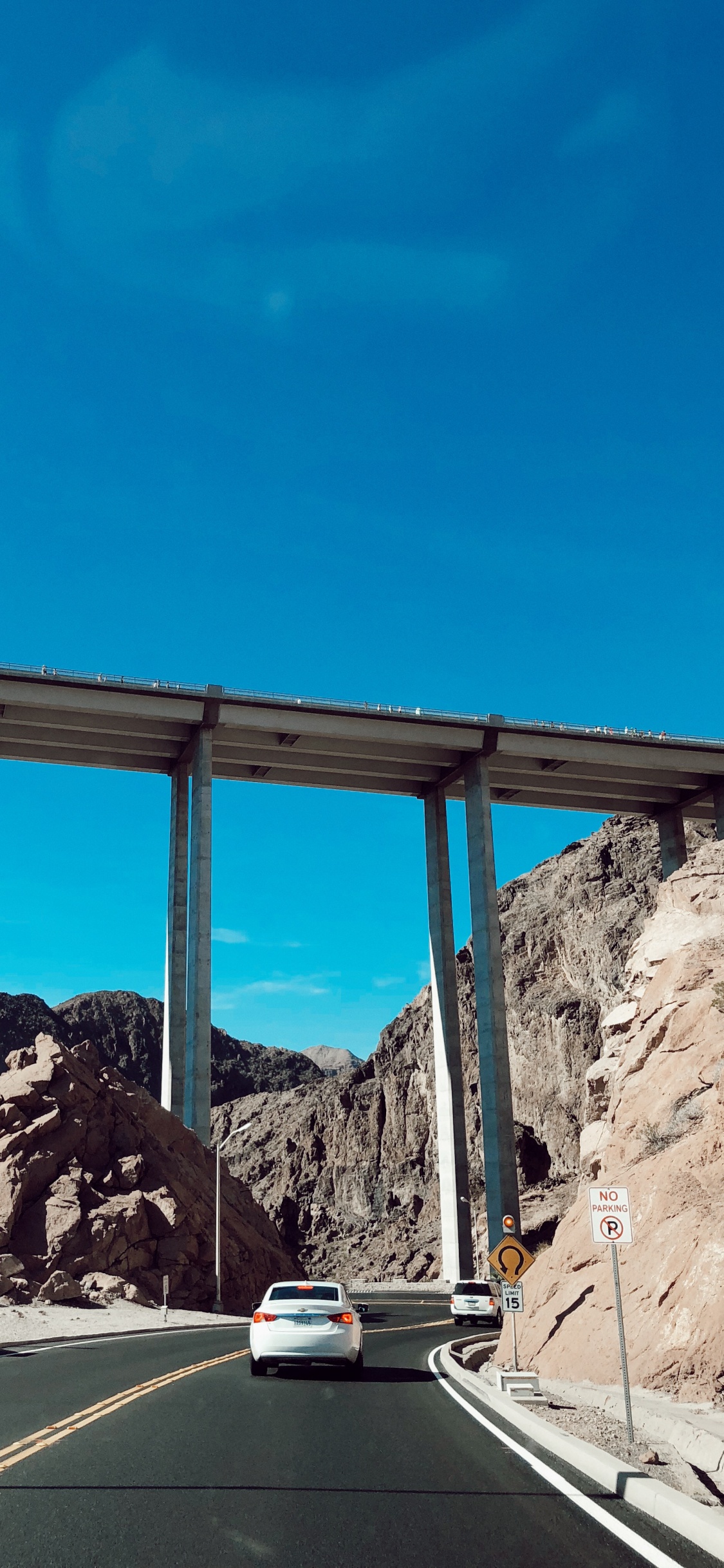 Carretera, la Superficie de la Carretera, Las Formaciones Montañosas, Infraestructura, Asfalto. Wallpaper in 1125x2436 Resolution