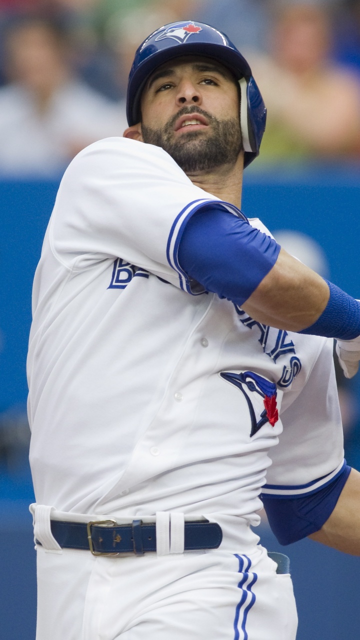 Hombre en Camiseta Blanca y Azul de Nike Sosteniendo un Bate de Béisbol. Wallpaper in 720x1280 Resolution