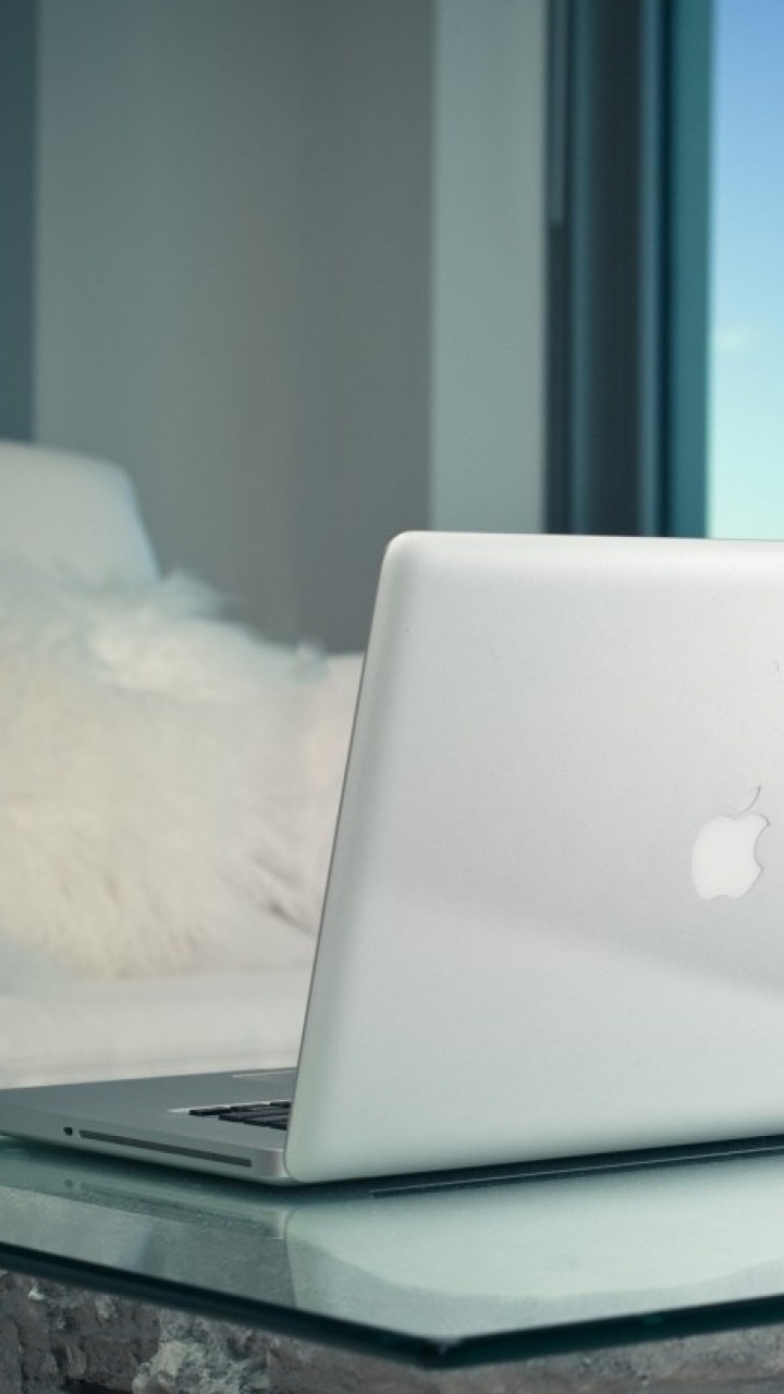 Silbernes MacBook Auf Blauem Tisch. Wallpaper in 720x1280 Resolution