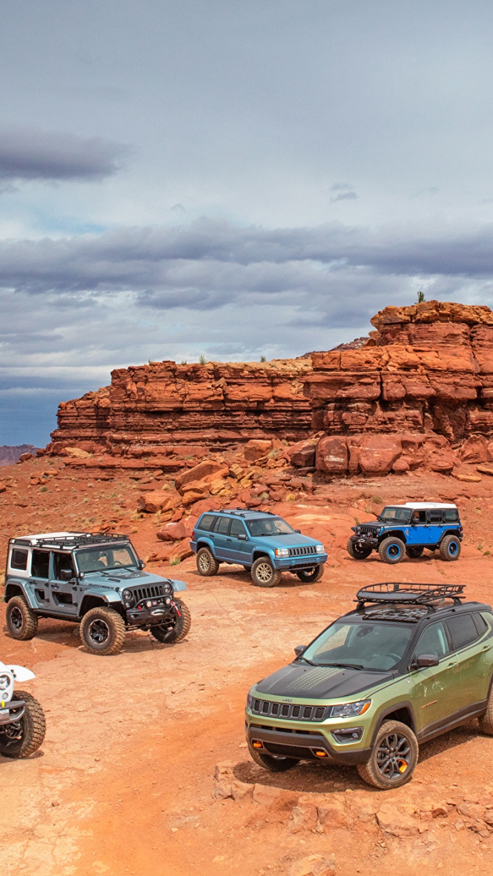 SUV Blanco Sobre Arena Marrón Durante el Día. Wallpaper in 720x1280 Resolution