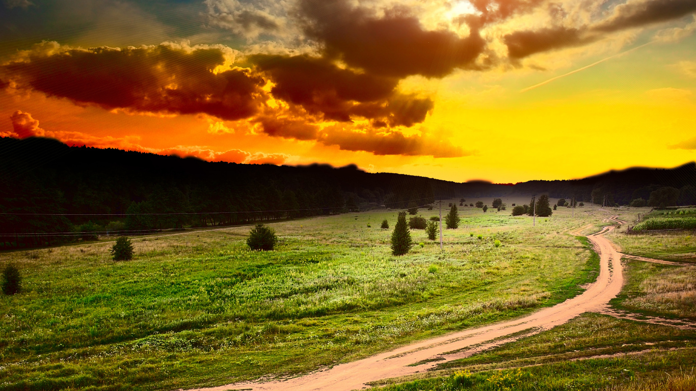 Tagsüber Grüne Wiese Unter Bewölktem Himmel. Wallpaper in 1366x768 Resolution