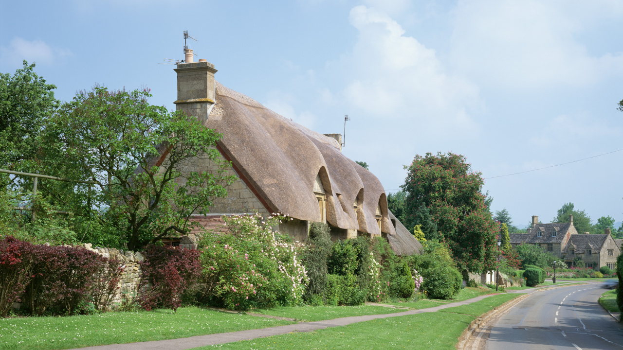 Braunes Betonhaus in Der Nähe Von Grünen Bäumen Unter Weißen Wolken Tagsüber. Wallpaper in 1280x720 Resolution