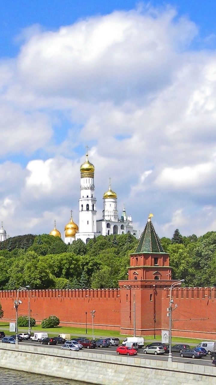 Grüne Bäume in Der Nähe Von Braun-weißem Gebäude Unter Blauem Himmel Tagsüber. Wallpaper in 720x1280 Resolution