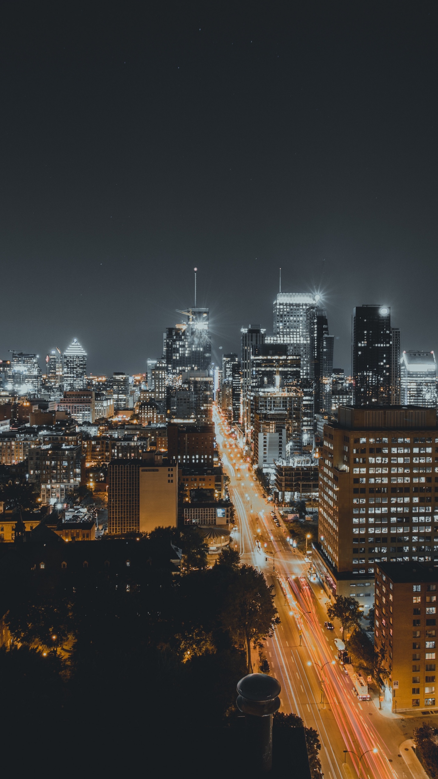 Vue Aérienne Des Bâtiments de la Ville Pendant la Nuit. Wallpaper in 1440x2560 Resolution