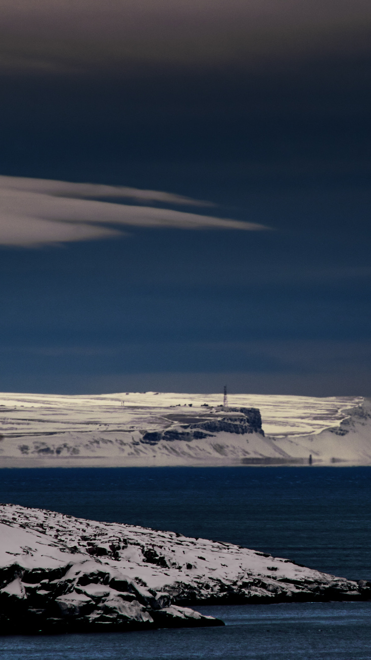 White Clouds Over Snow Covered Mountain. Wallpaper in 750x1334 Resolution