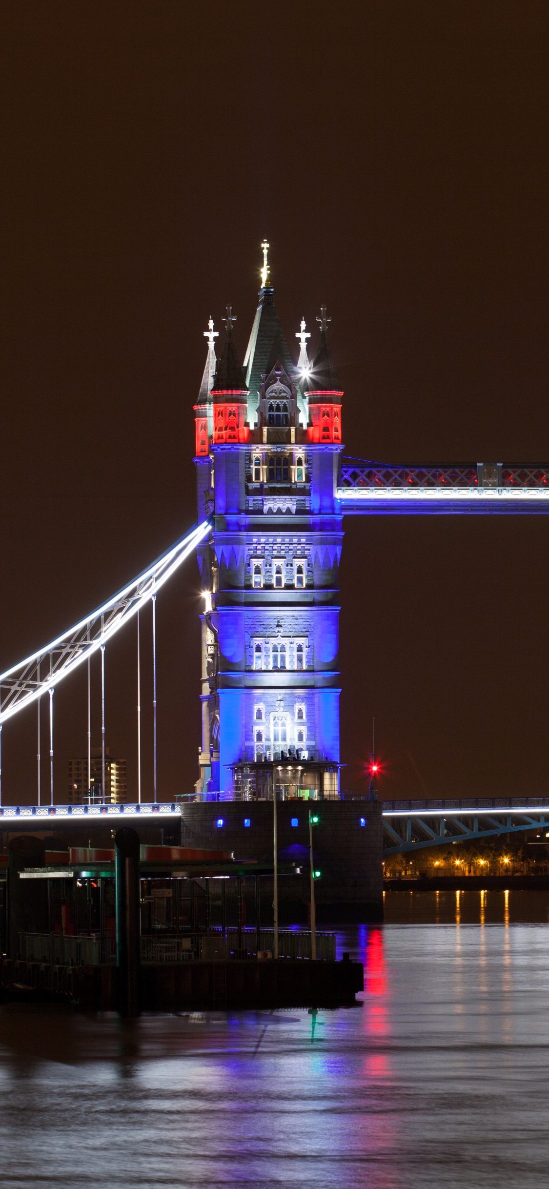Beleuchtete Brücke Während Der Nacht. Wallpaper in 1125x2436 Resolution