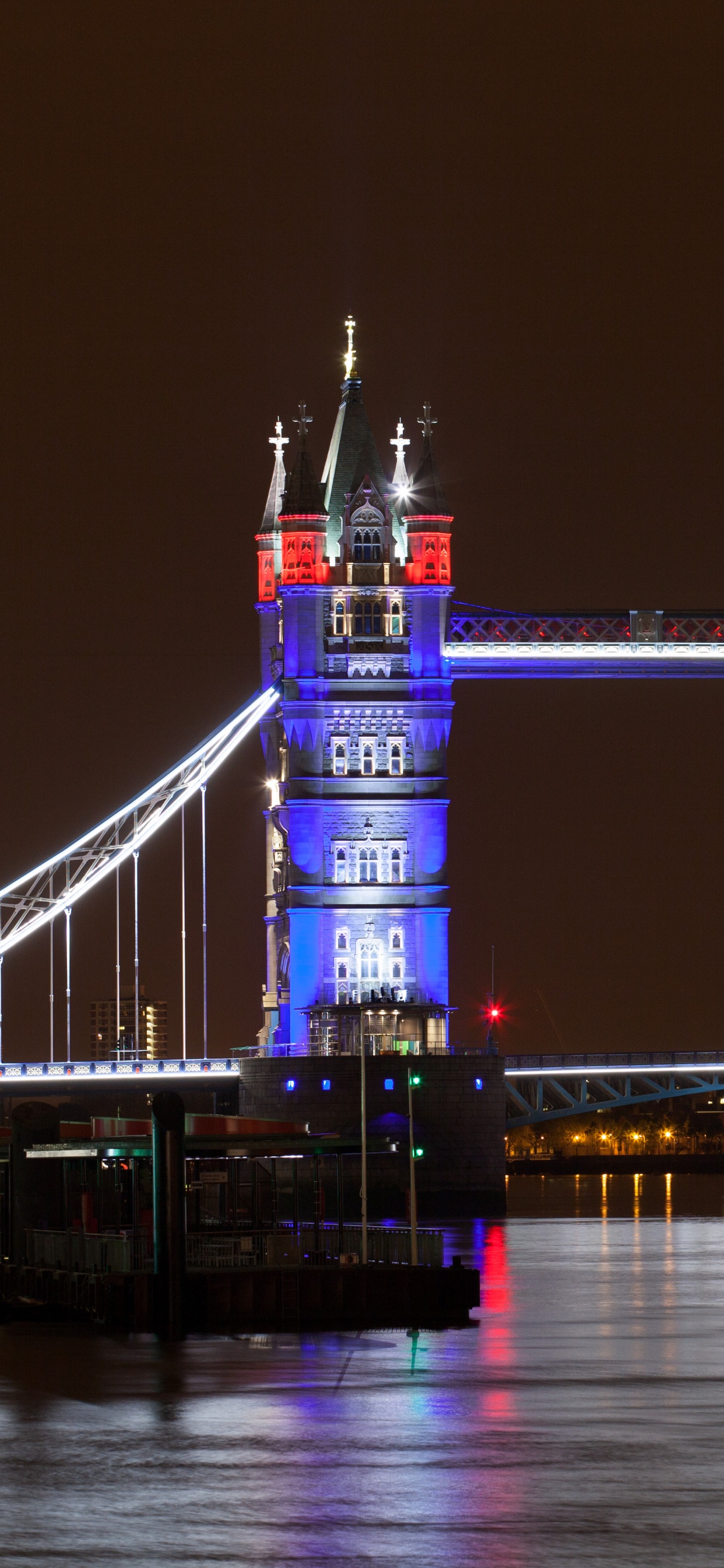 Beleuchtete Brücke Während Der Nacht. Wallpaper in 1242x2688 Resolution