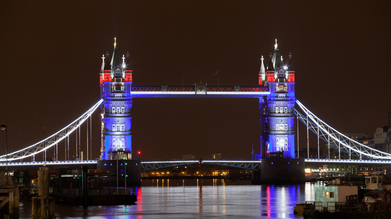 Beleuchtete Brücke Während Der Nacht. Wallpaper in 1366x768 Resolution
