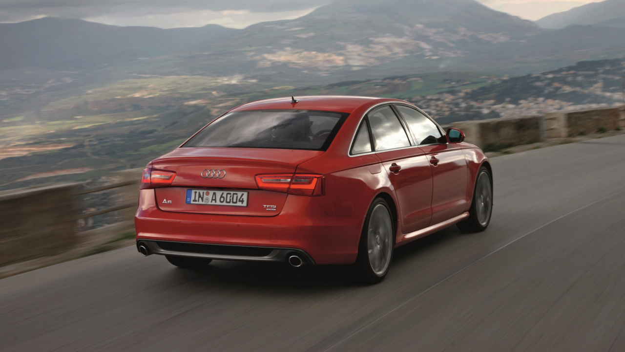 Bmw m 3 Rojo en la Carretera Durante el Día. Wallpaper in 1280x720 Resolution