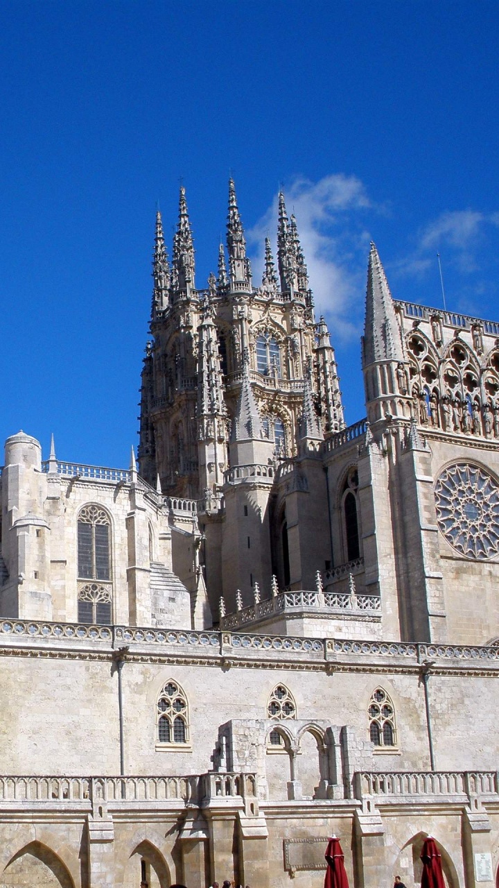 Gente Caminando Cerca Del Edificio de Hormigón Gris Durante el Día. Wallpaper in 720x1280 Resolution
