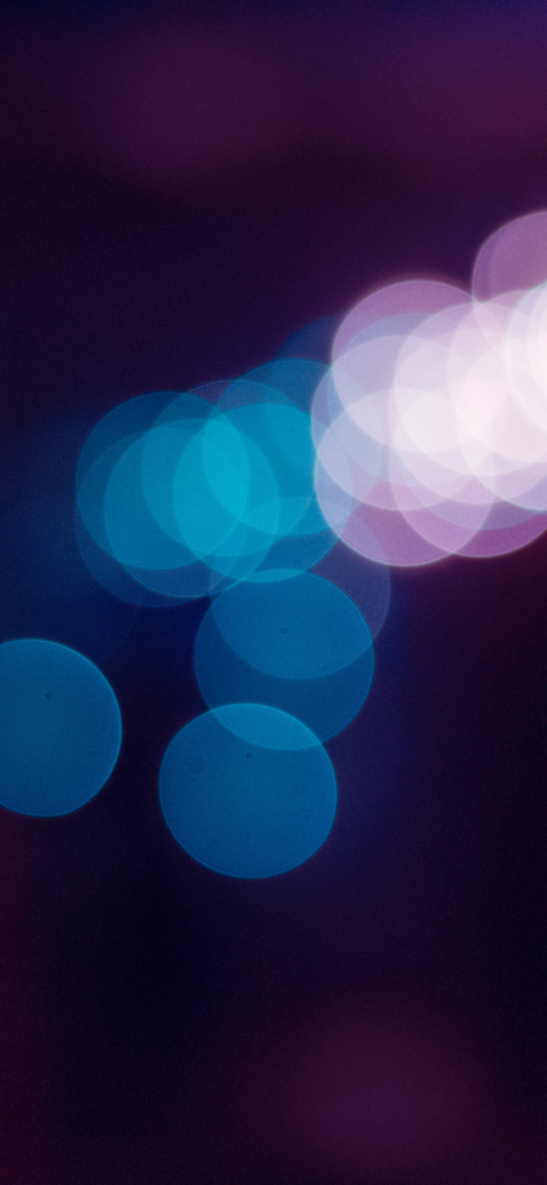 Blaue Und Weiße Bokeh-Lichter. Wallpaper in 1125x2436 Resolution