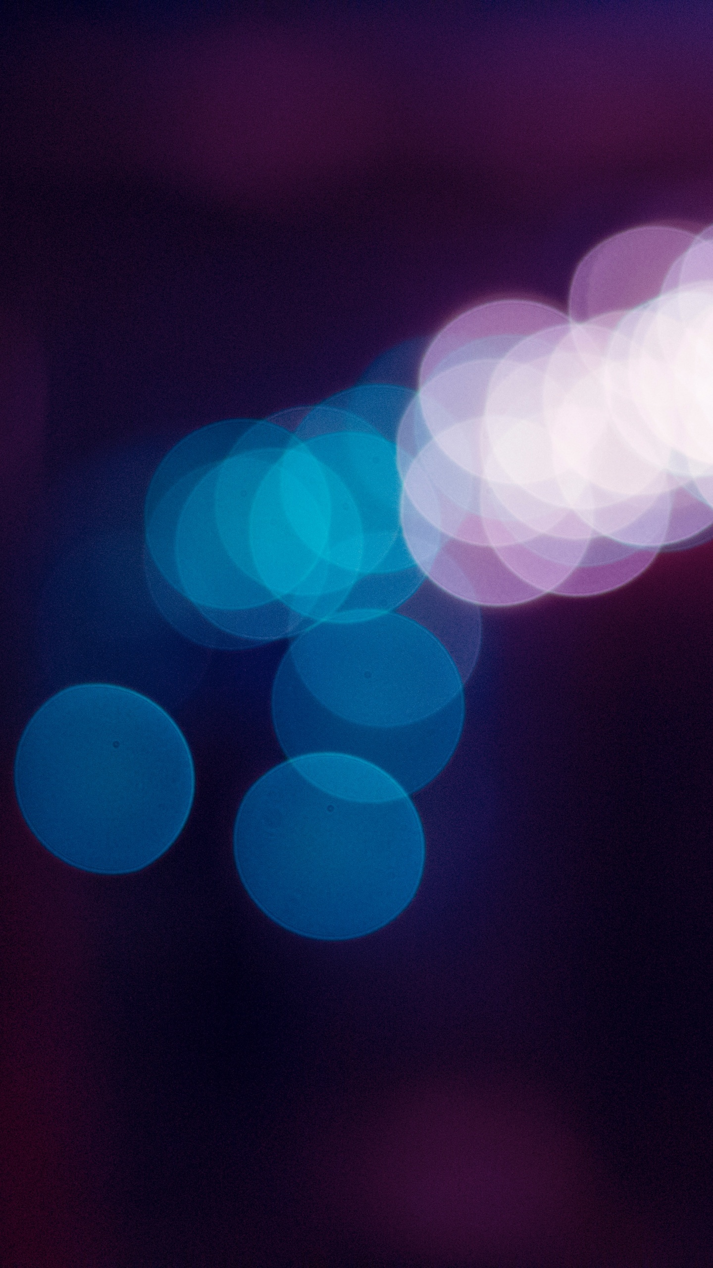 Blaue Und Weiße Bokeh-Lichter. Wallpaper in 1440x2560 Resolution