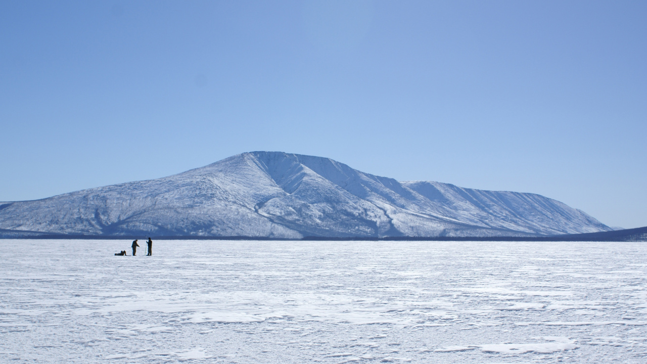 Person, Die Tagsüber Auf Dem Dock in Der Nähe Des Schneebedeckten Berges Steht. Wallpaper in 1280x720 Resolution