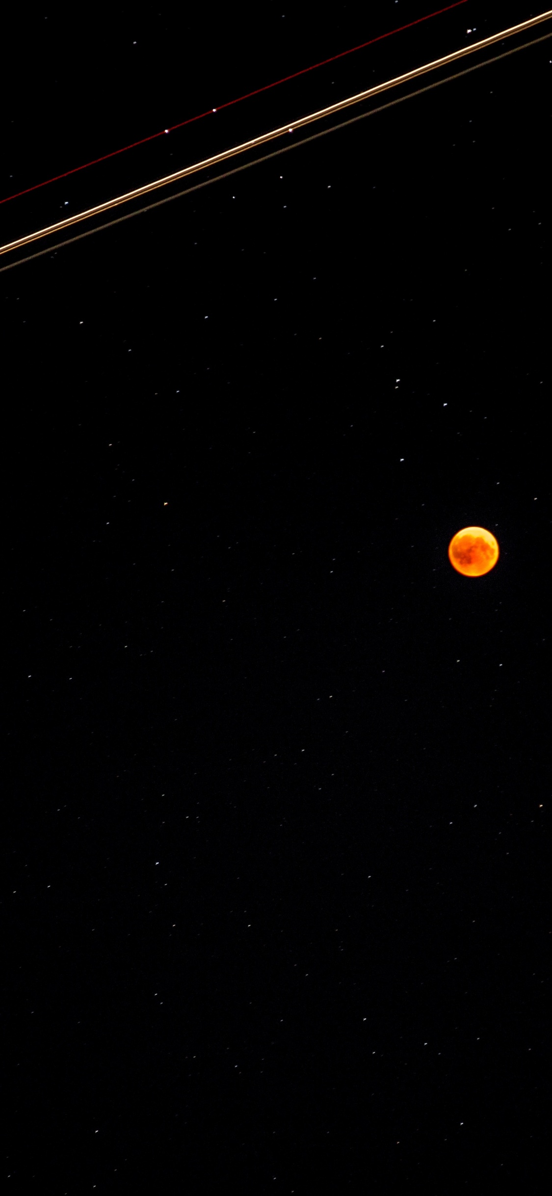 Roter Und Gelber Runder Mond. Wallpaper in 1125x2436 Resolution