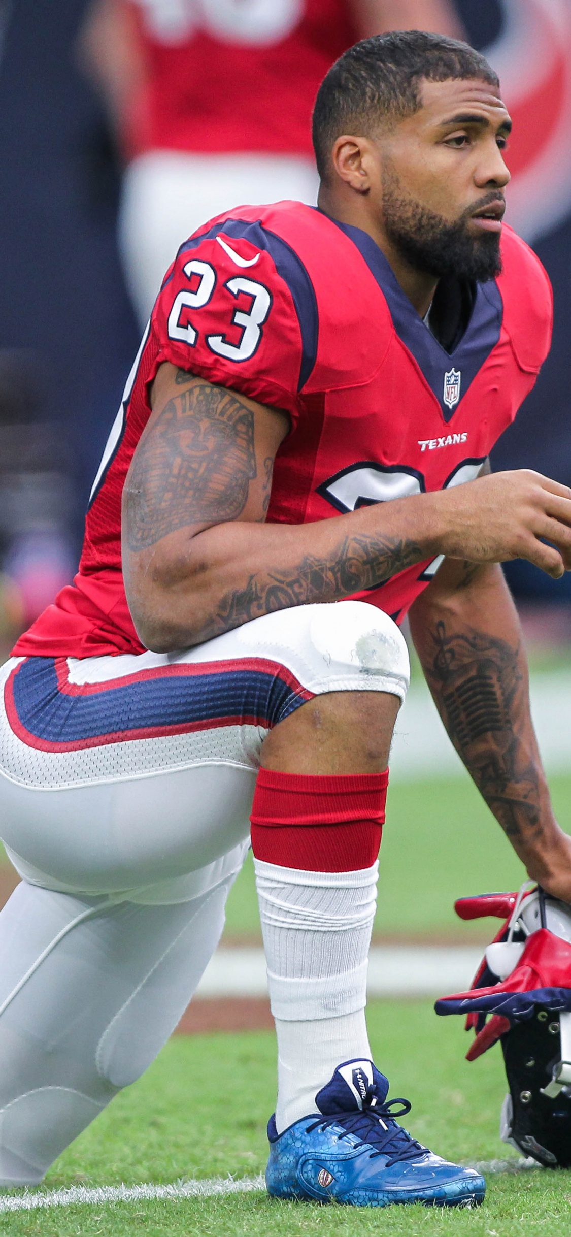 Mann im Rot-weißen Fußballtrikot, Der Tagsüber Fußball Tritt. Wallpaper in 1125x2436 Resolution