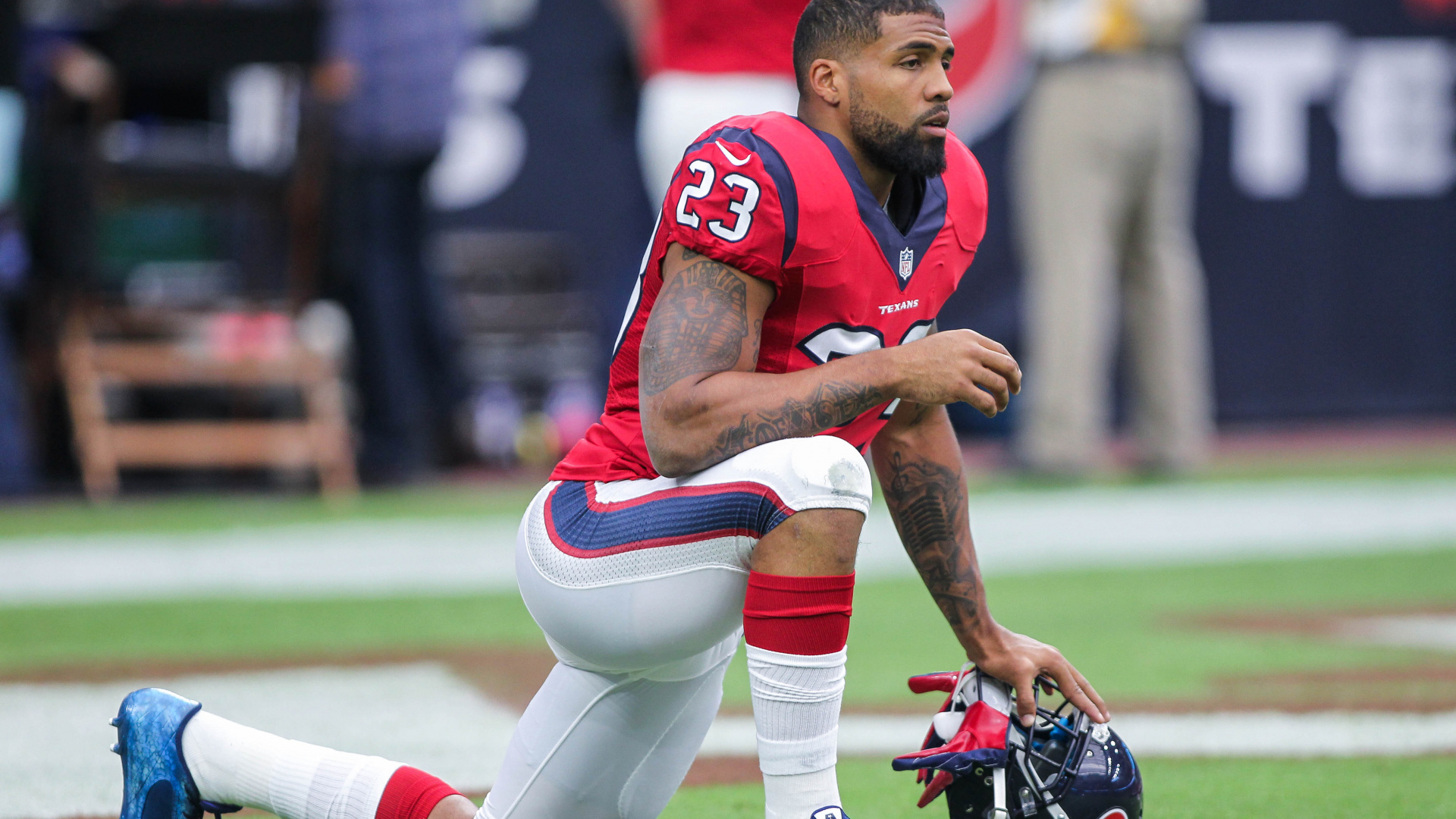 Hombre en Camiseta de Fútbol Roja y Blanca Pateando Fútbol Durante el Día. Wallpaper in 1920x1080 Resolution