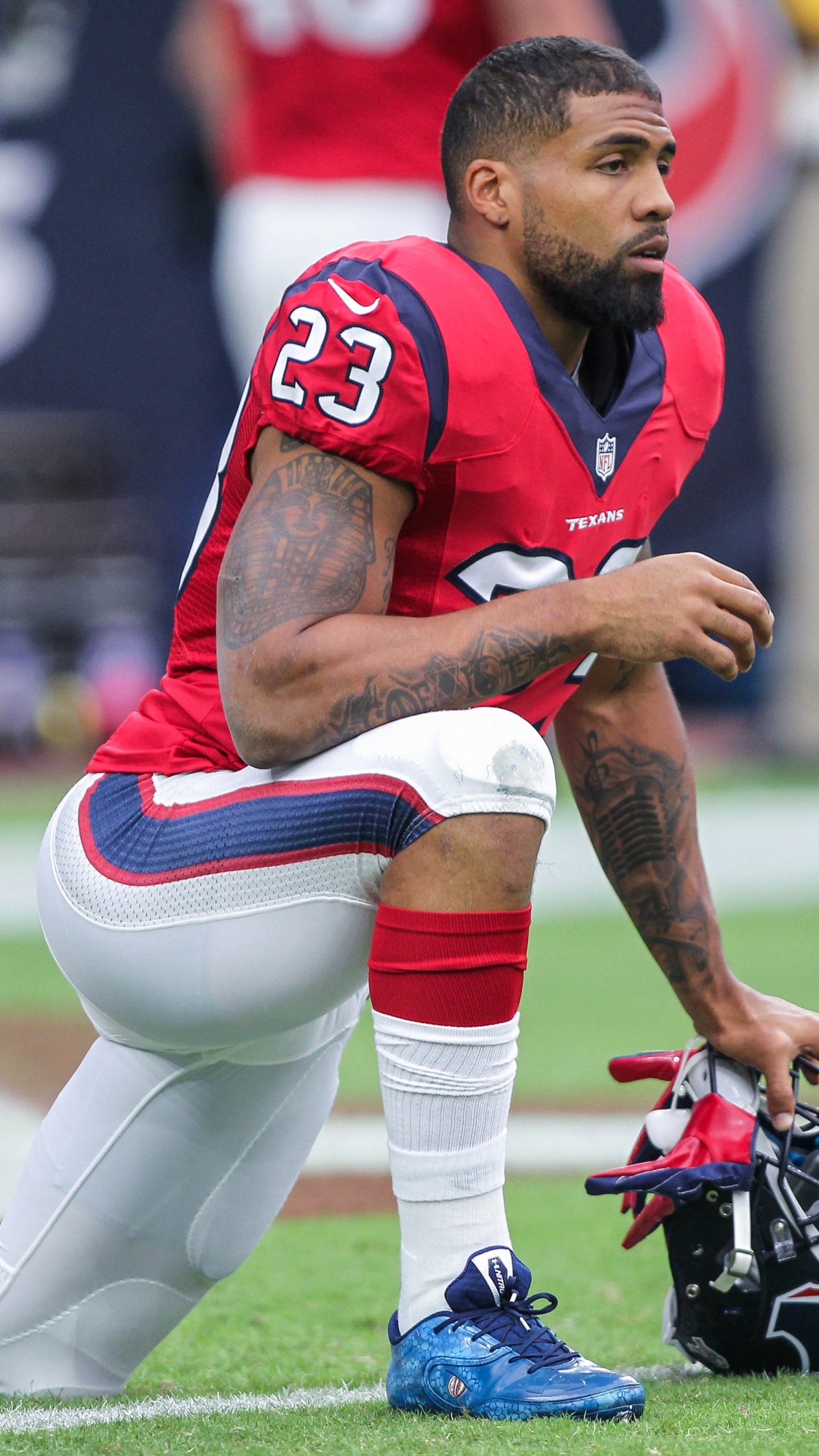 Homme en Maillot de Football Rouge et Blanc Donnant un Coup de Pied au Football Pendant la Journée. Wallpaper in 1440x2560 Resolution