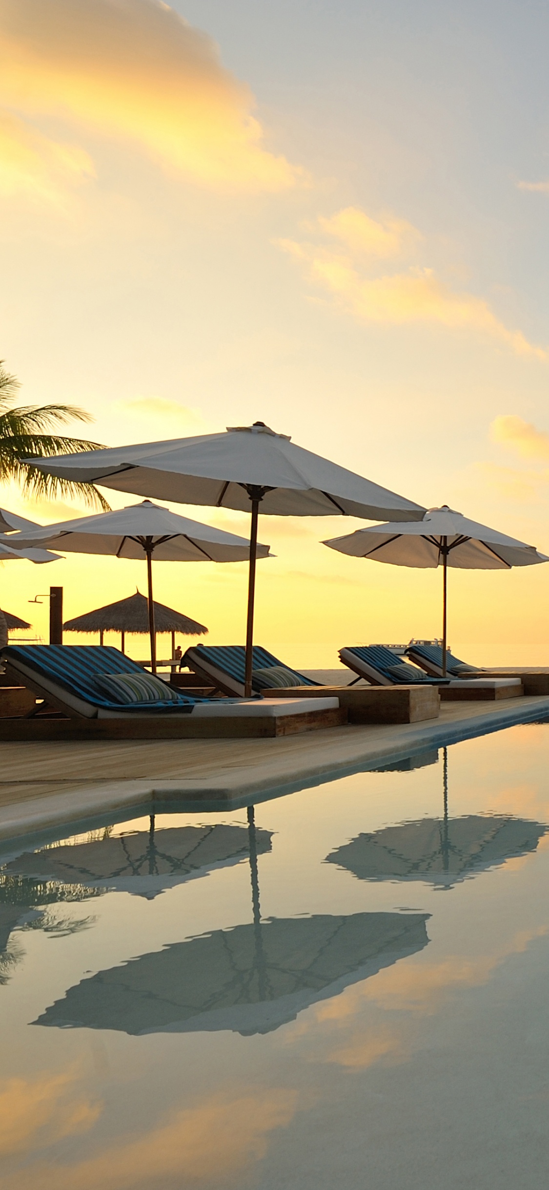 Bateau Blanc Sur Mer Sous Des Nuages Blancs Pendant la Journée. Wallpaper in 1125x2436 Resolution