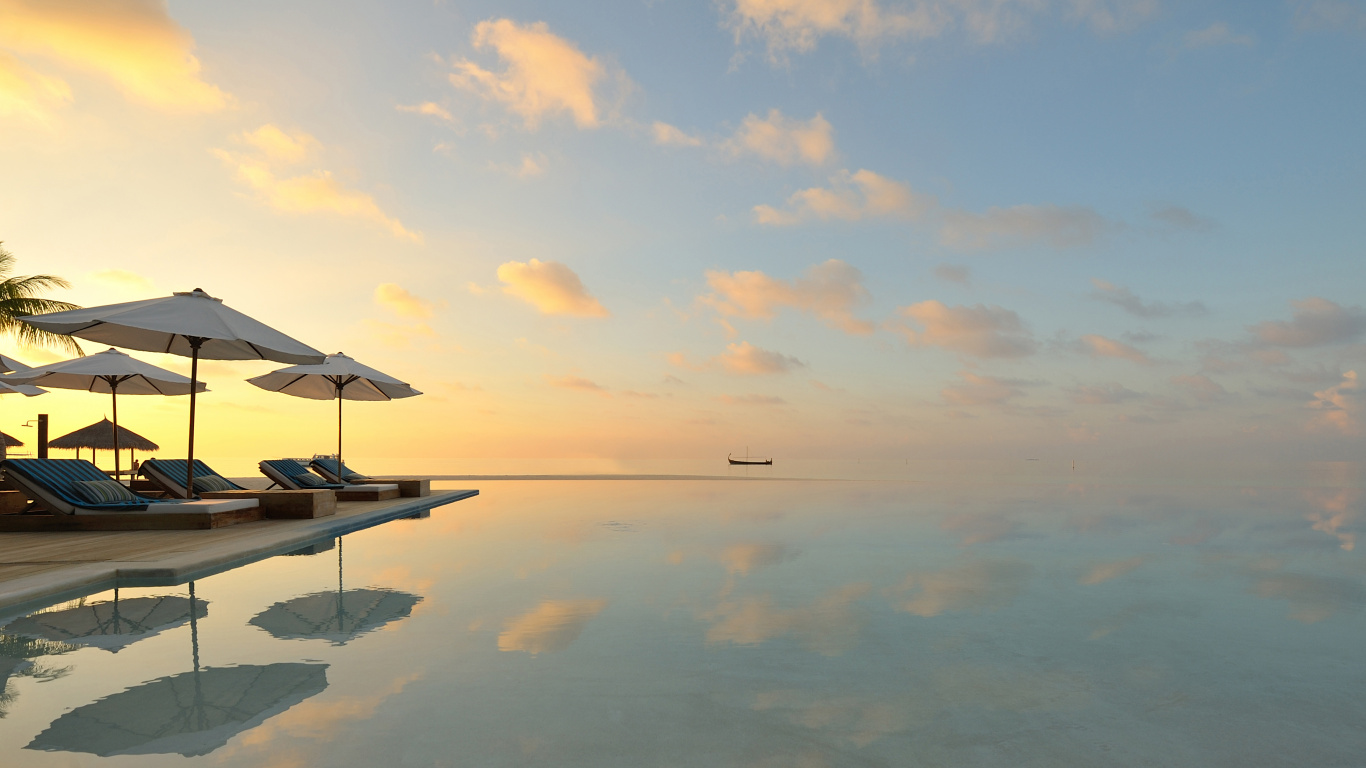 Weißes Boot Auf Dem Meer Unter Weißen Wolken Tagsüber. Wallpaper in 1366x768 Resolution