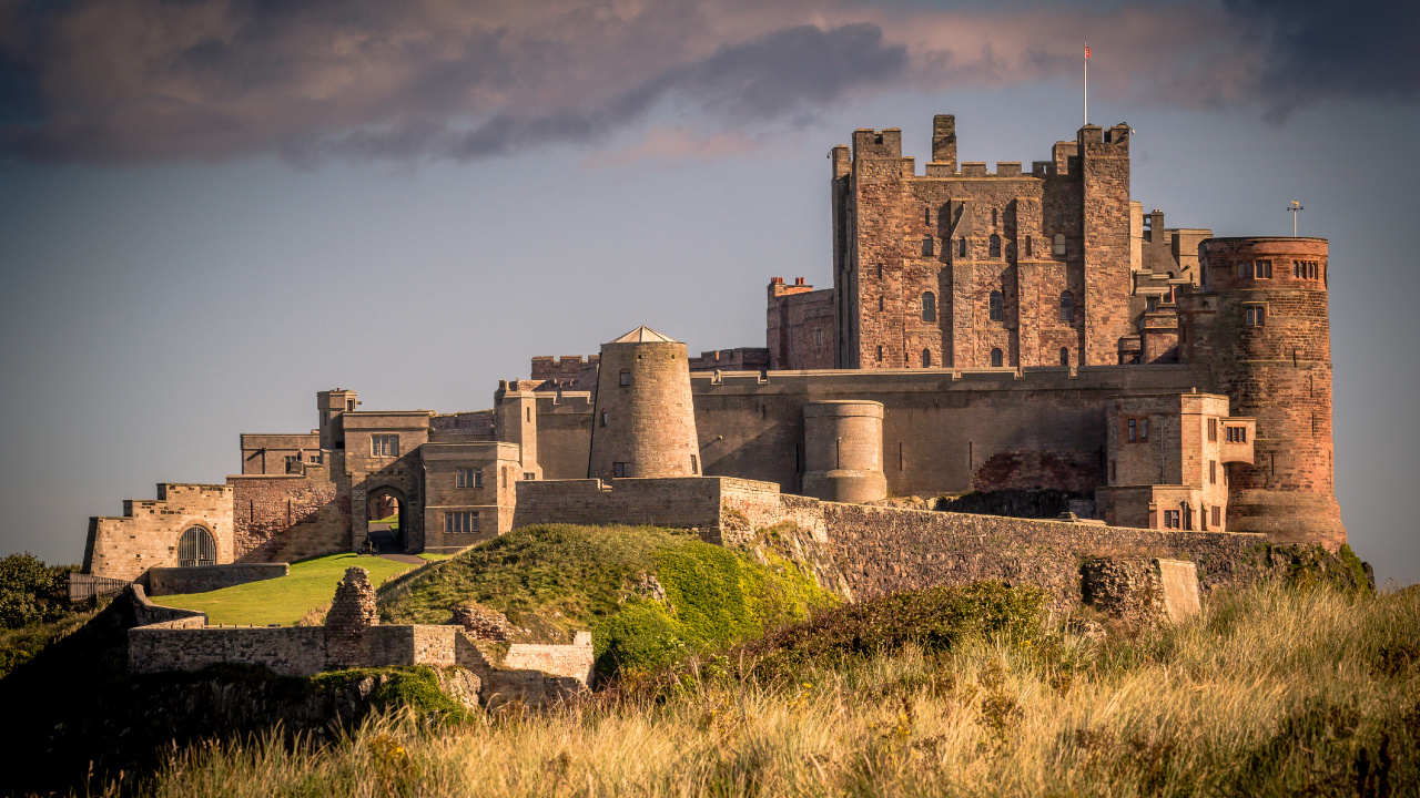 Bâtiment en Béton Marron Sur Terrain D'herbe Verte Pendant la Journée. Wallpaper in 1280x720 Resolution
