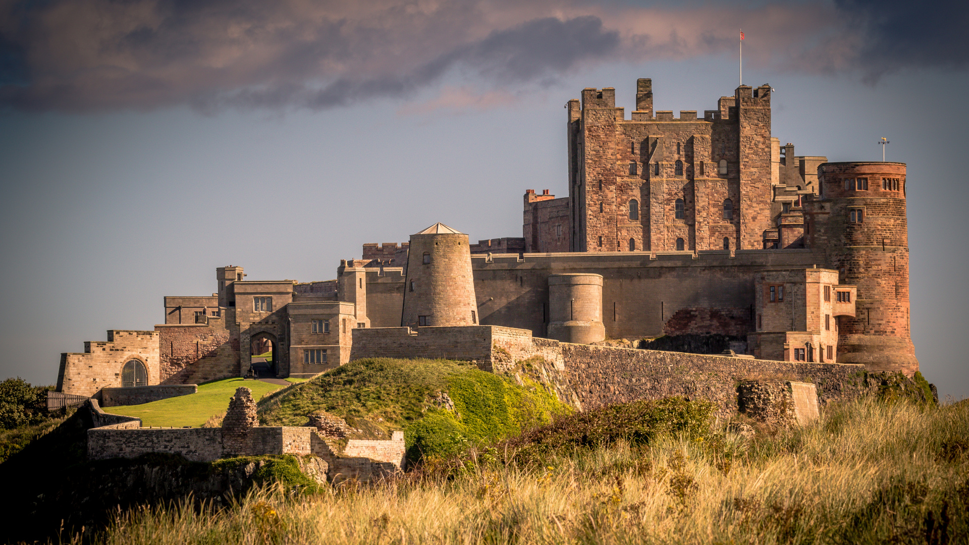 Bâtiment en Béton Marron Sur Terrain D'herbe Verte Pendant la Journée. Wallpaper in 1920x1080 Resolution